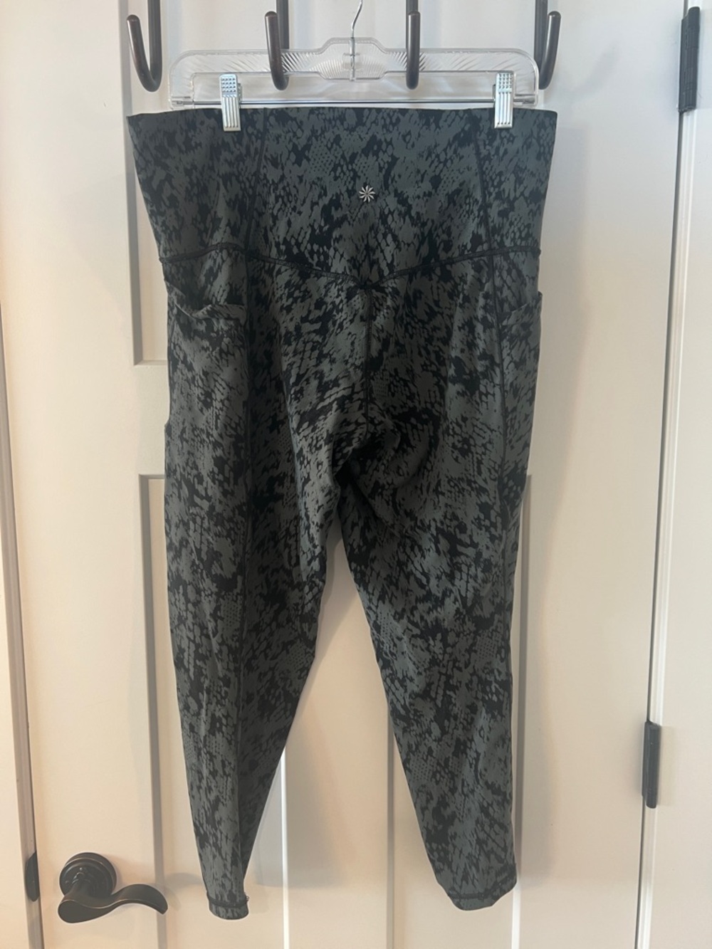 Athleta Salutation Stash Pocket II 7/8 Leggings 1X Snake Print Yoga - Picture 4 of 4